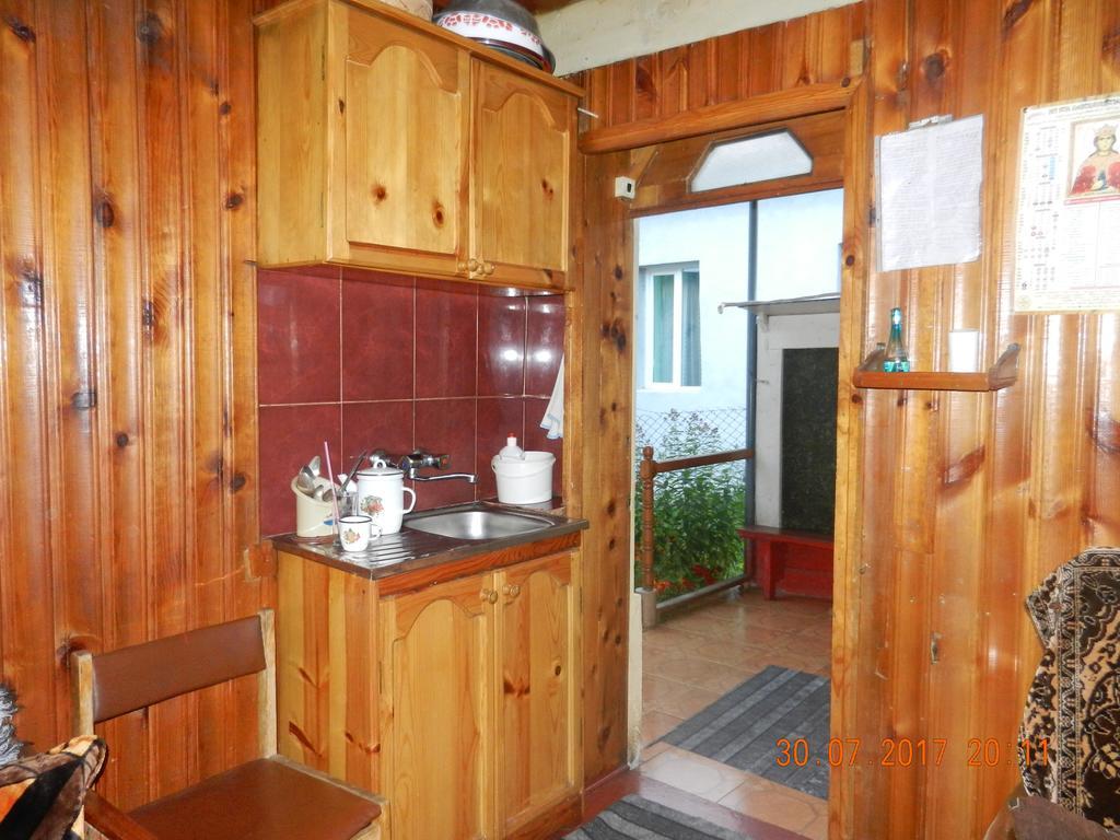 Marina Chartolani'S Guest House Mestia Bagian luar foto